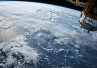 “سبيس إكس” تطلق مجموعة جديدة من أقمار “ستارلينك” إلى الفضاء