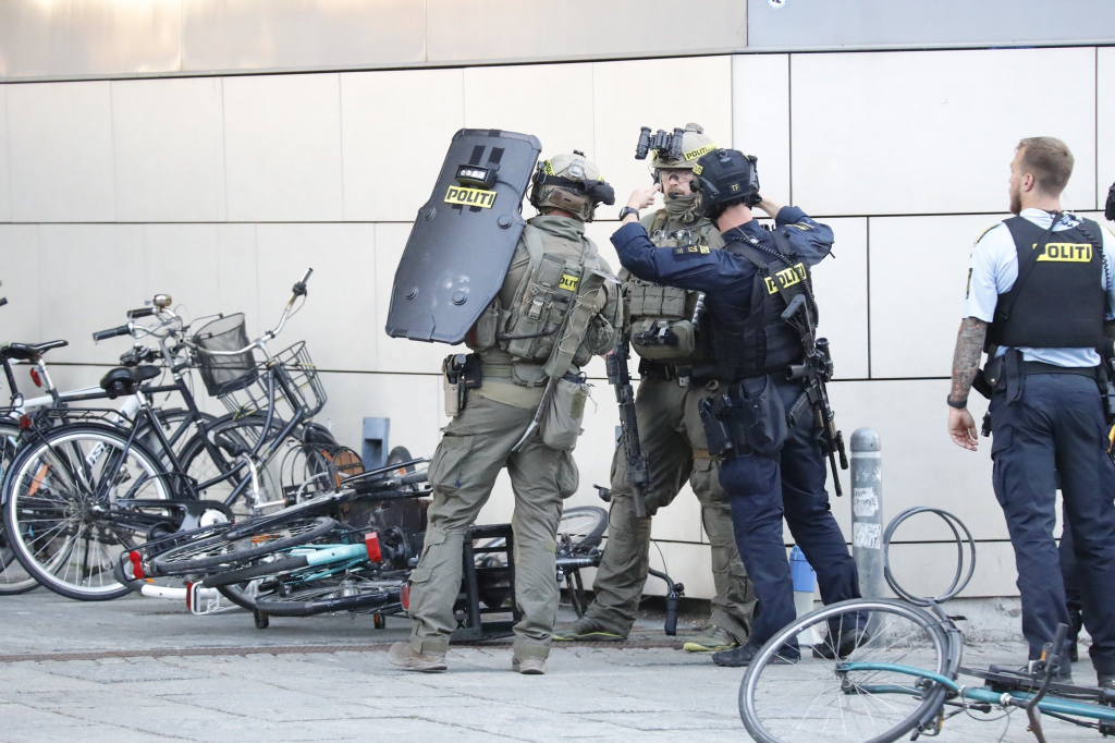 قتلى بهجوم الدنمارك وفرضية الإرهاب قائمة