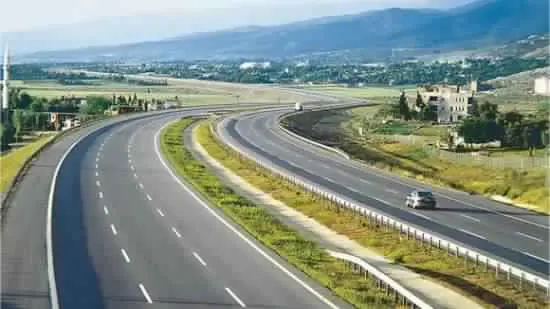 رياح قوية.. الطرق السيارة توصي بتوخي الحذر