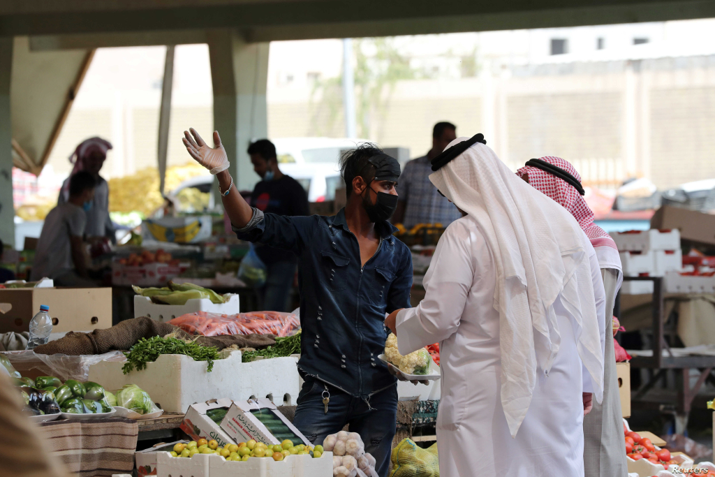 السعودية تخصص 5 مليارات دولار لتخفيف غلاء الأسعار