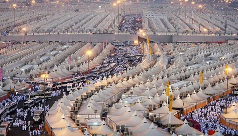 الحجاج يصلون إلى منى
