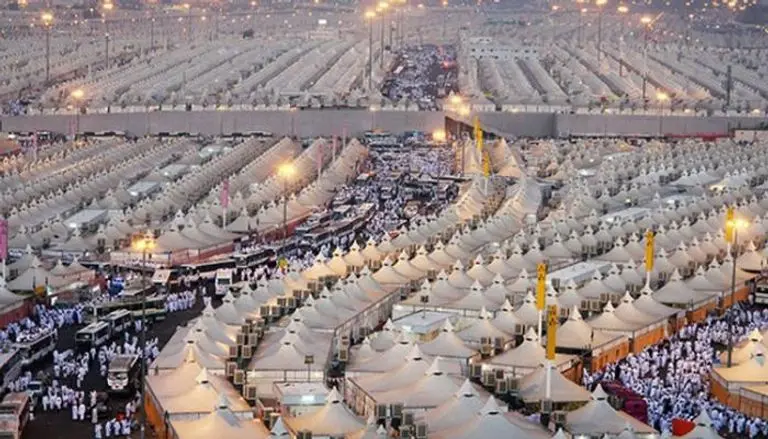 الحجاج يصلون إلى منى