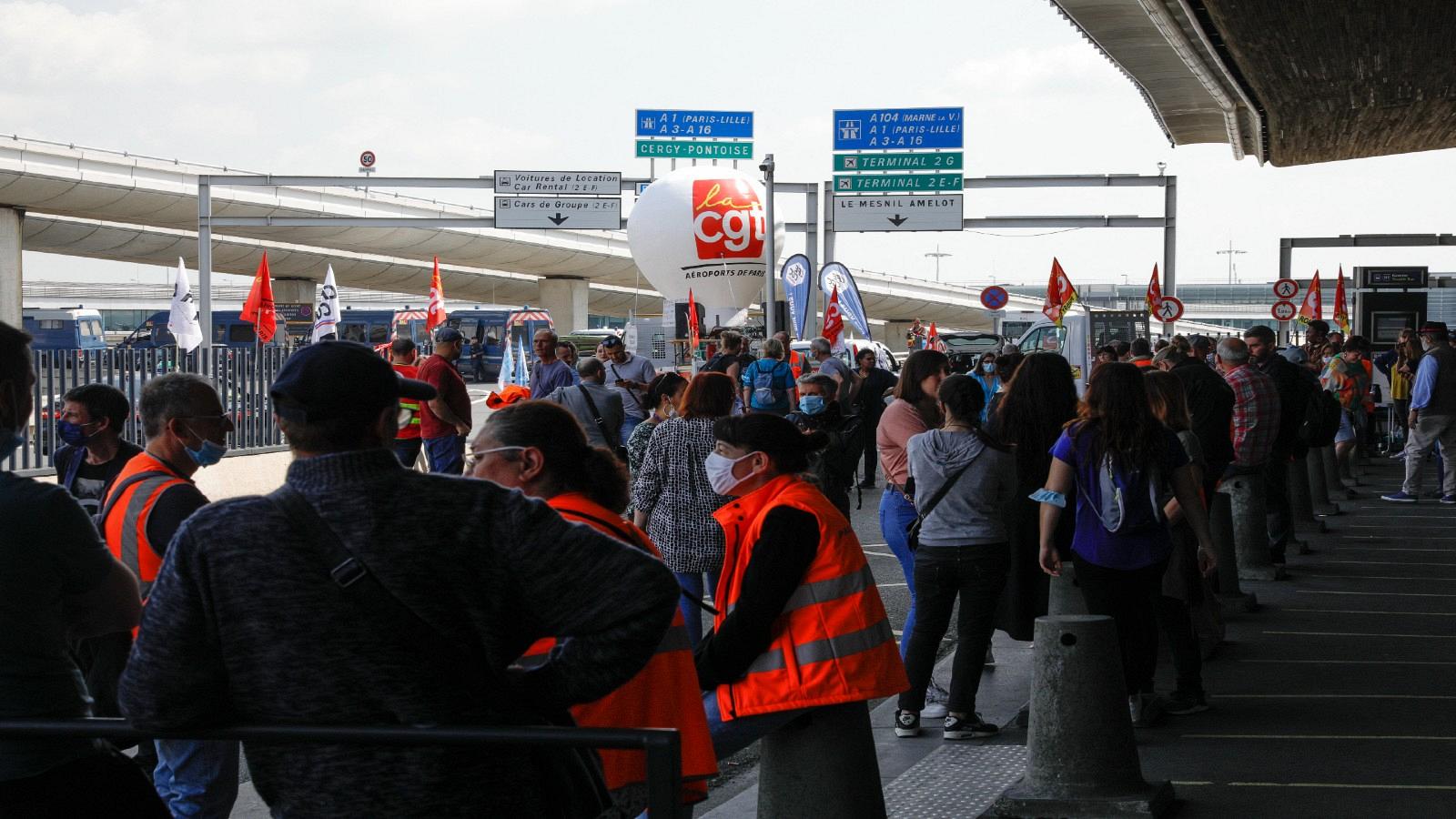 رفع الأجور ينهي إضراب عمال مطارات باريس