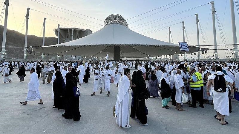 حجاج بيت الله يرمون “جمرة العقبة” في منى