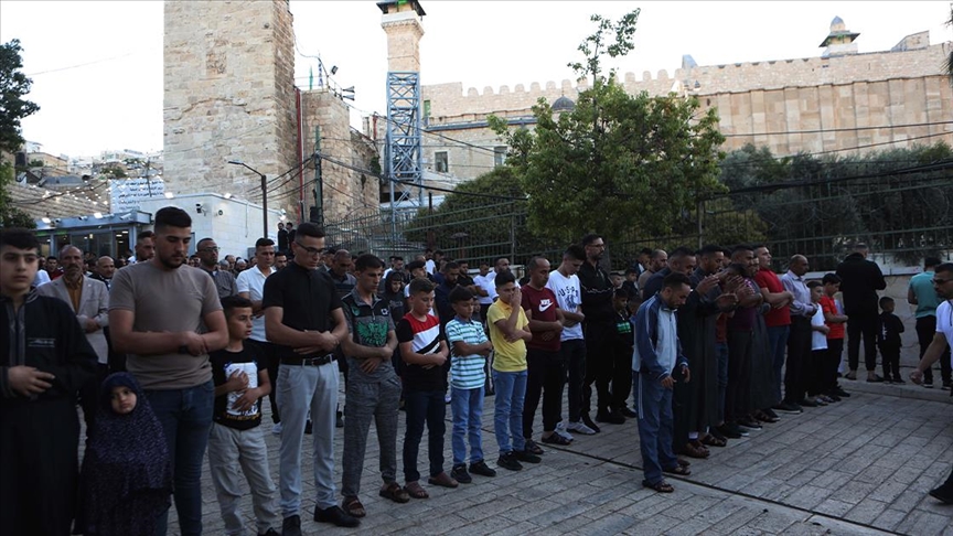 3 آلاف فلسطيني يتحدون العراقيل ويؤدون صلاة العيد في “الإبراهيمي”
