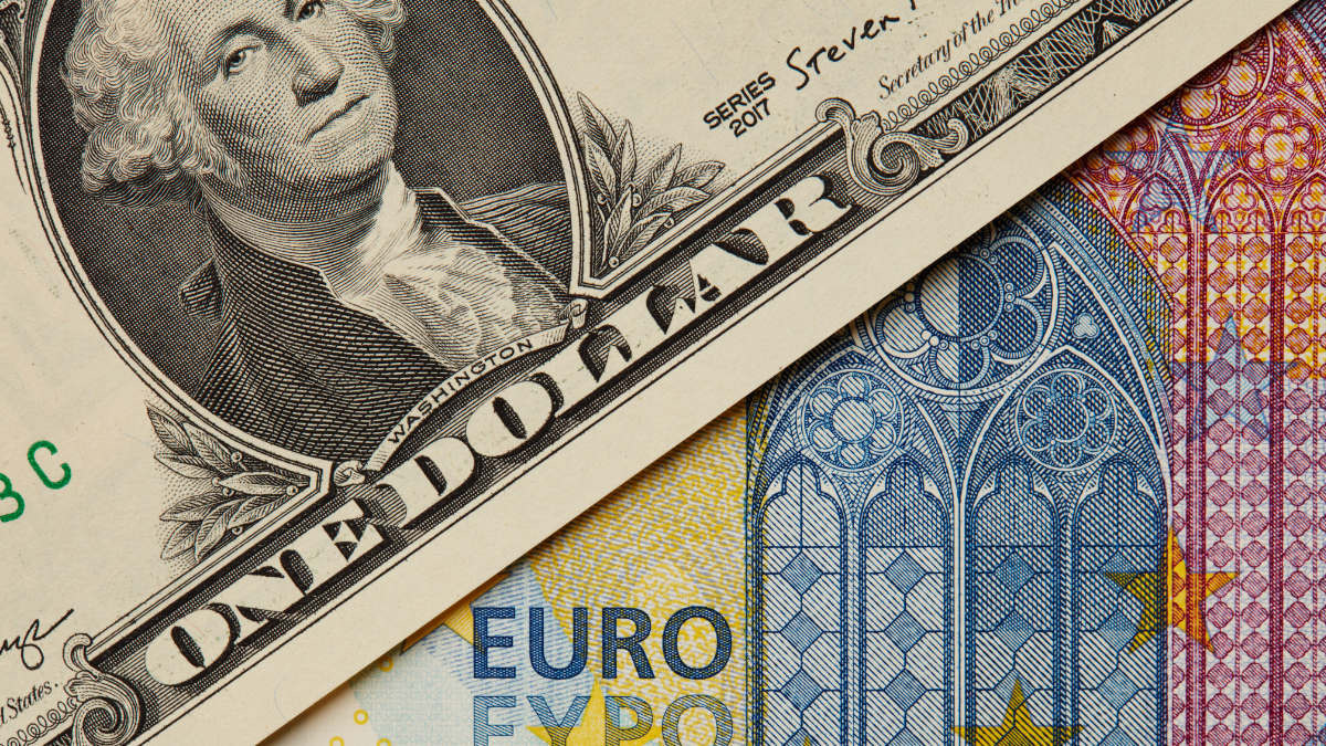 بينها تعطيل السياحة.. خبراء يكشفون تداعيات تراجع اليورو مقابل الدولار