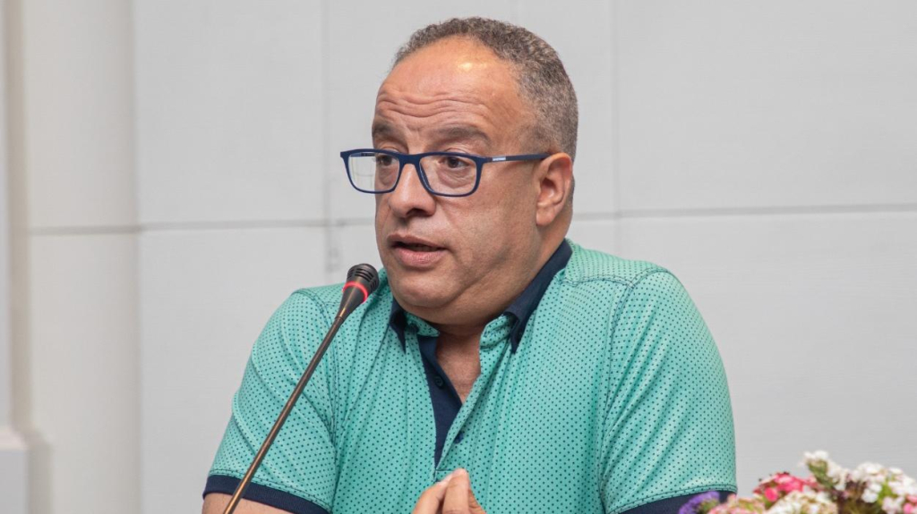 جدل تقبيل شعار الجيش الملكي..رئيس الرجاء البدراوي يوضح ويعتذر