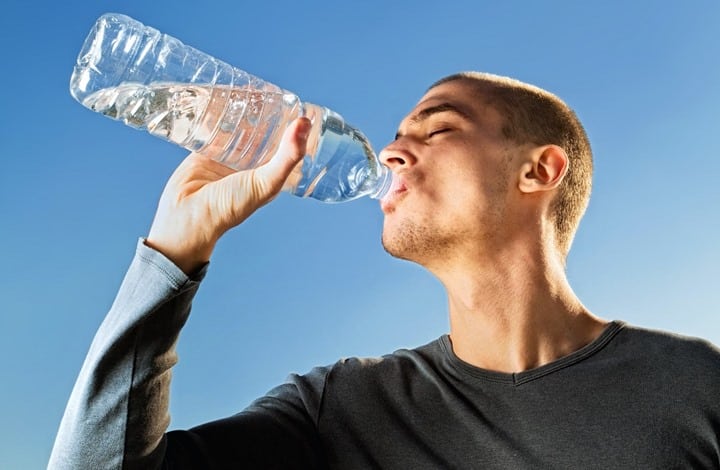 خبراء يحذرون من الإفراط في شرب الماء في فصل الصيف