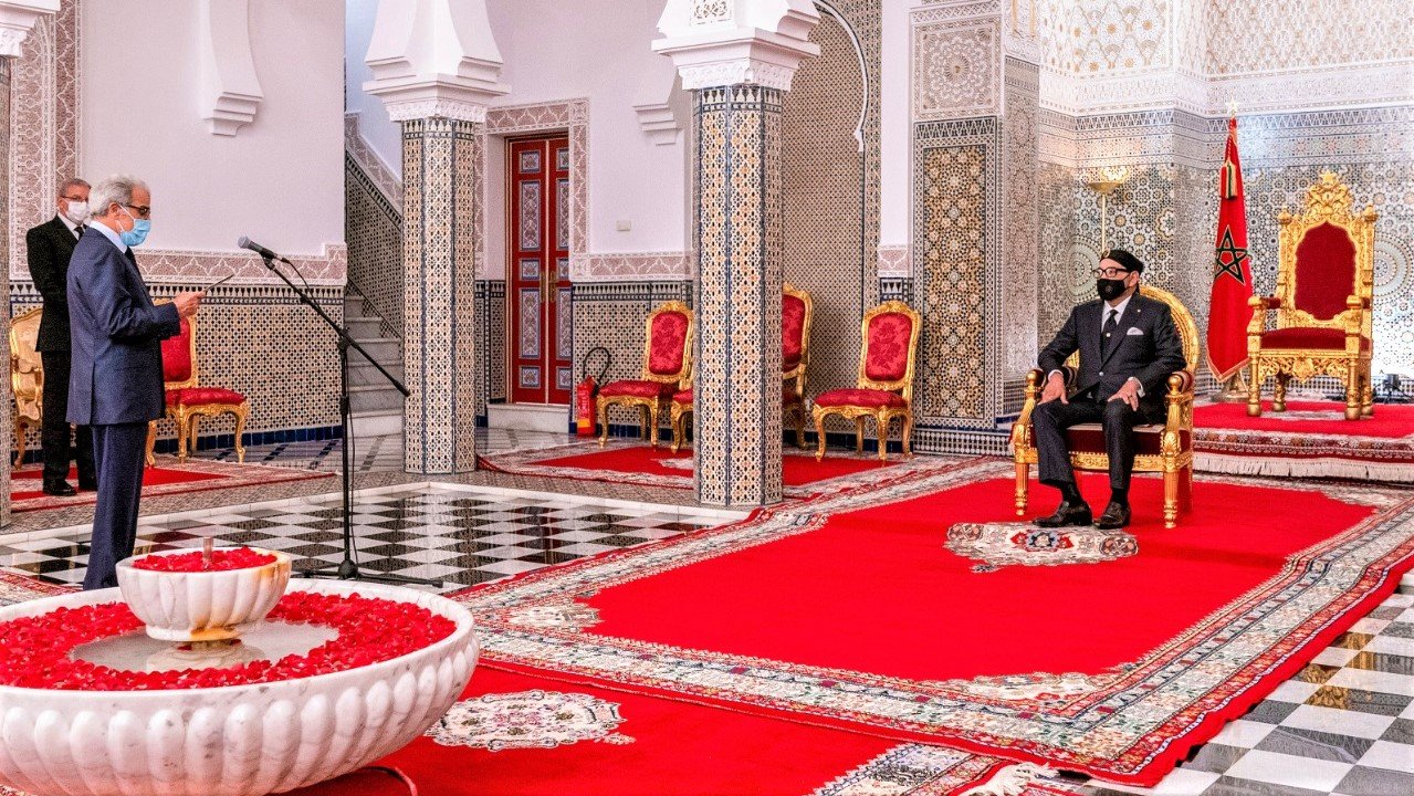 والي بنك المغرب يقدم للملك تقرير الوضعية الاقتصادية والنقدية والمالية