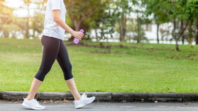 دراسة تكشف فائدة المشي لمدة دقيقتين بعد تناول الوجبة الغذائية
