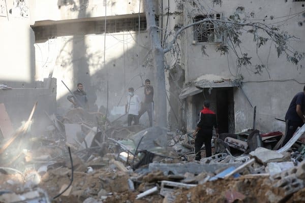 إسرائيل تقتل 20 فلسطينيا بغارات على غزة الأحد