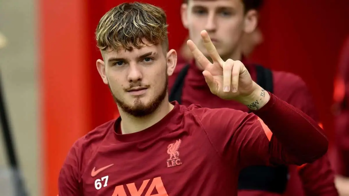 ليفربول يربط موهبته الصاعدة بعقد طويل الأمد
