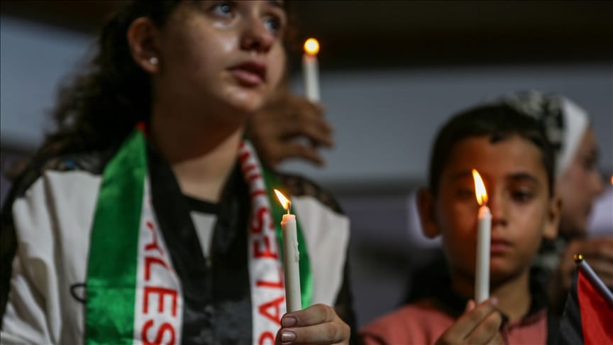 غزة.. أطفال يضيئون الشموع حدادا على قرنائهم في وقفة بمدينة غزة