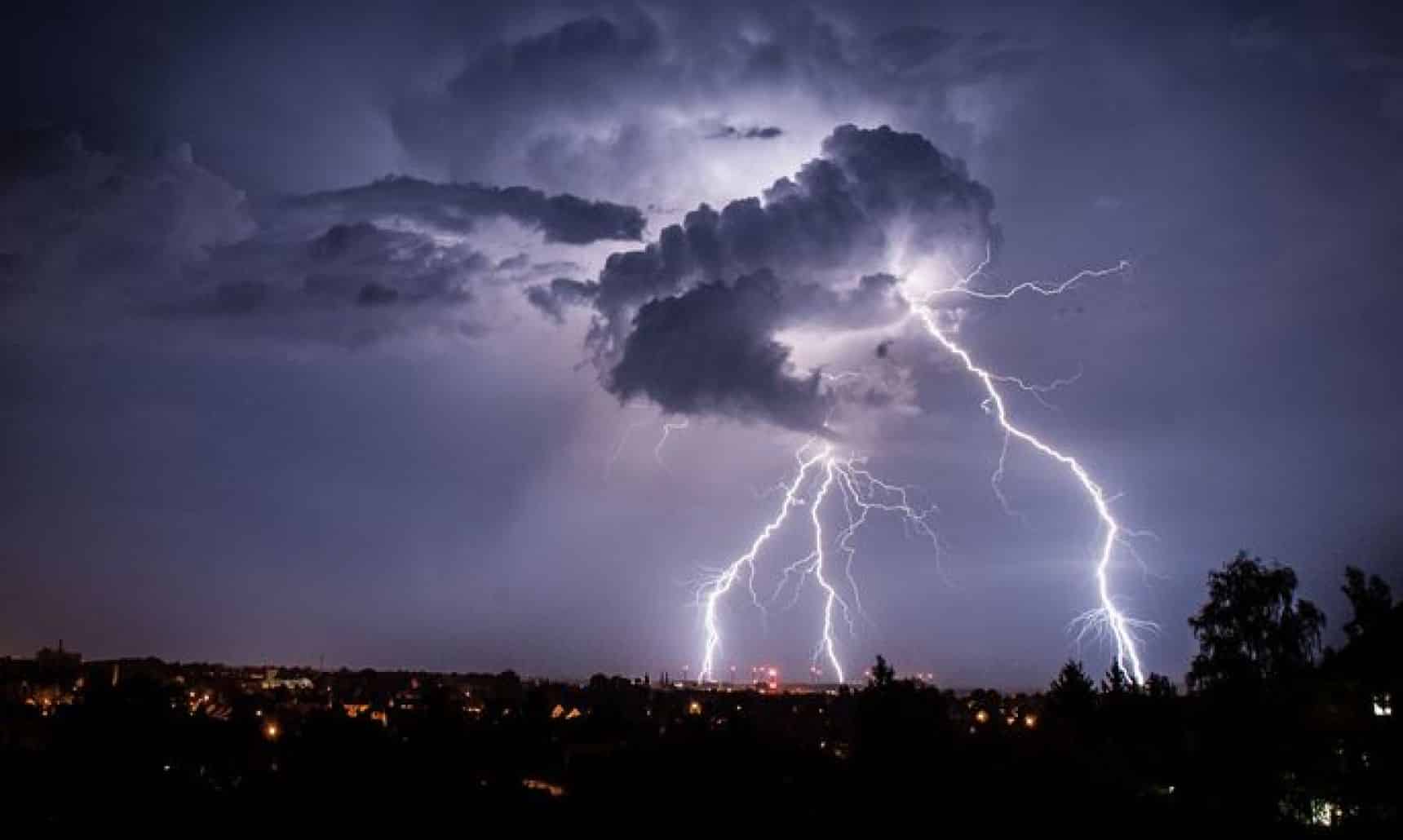الرعد يقتل طفلا بالسعودية