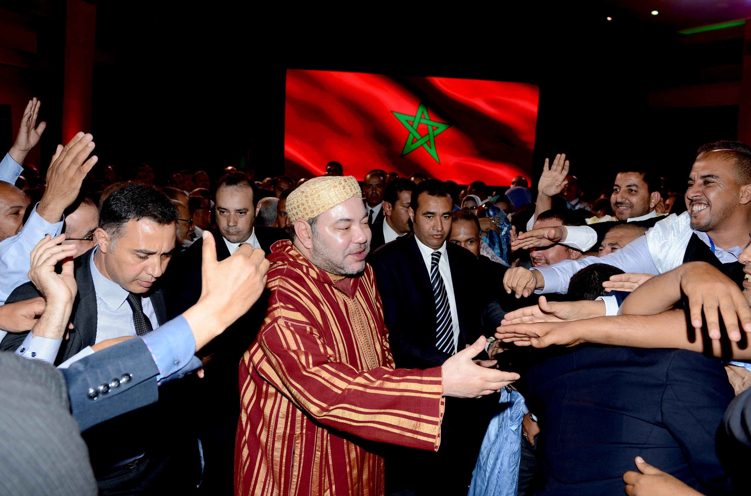 “عظيم ومنحاز للشعب والديمقراطية”.. مغاربة يرفضون استهداف جزائريين للملك
