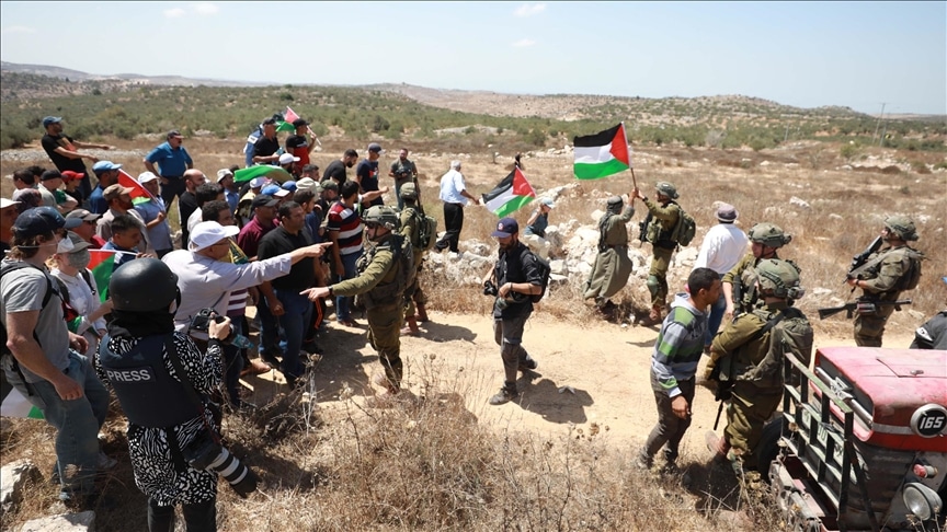 إصابة 8 فلسطينيين برصاص الاحتلال