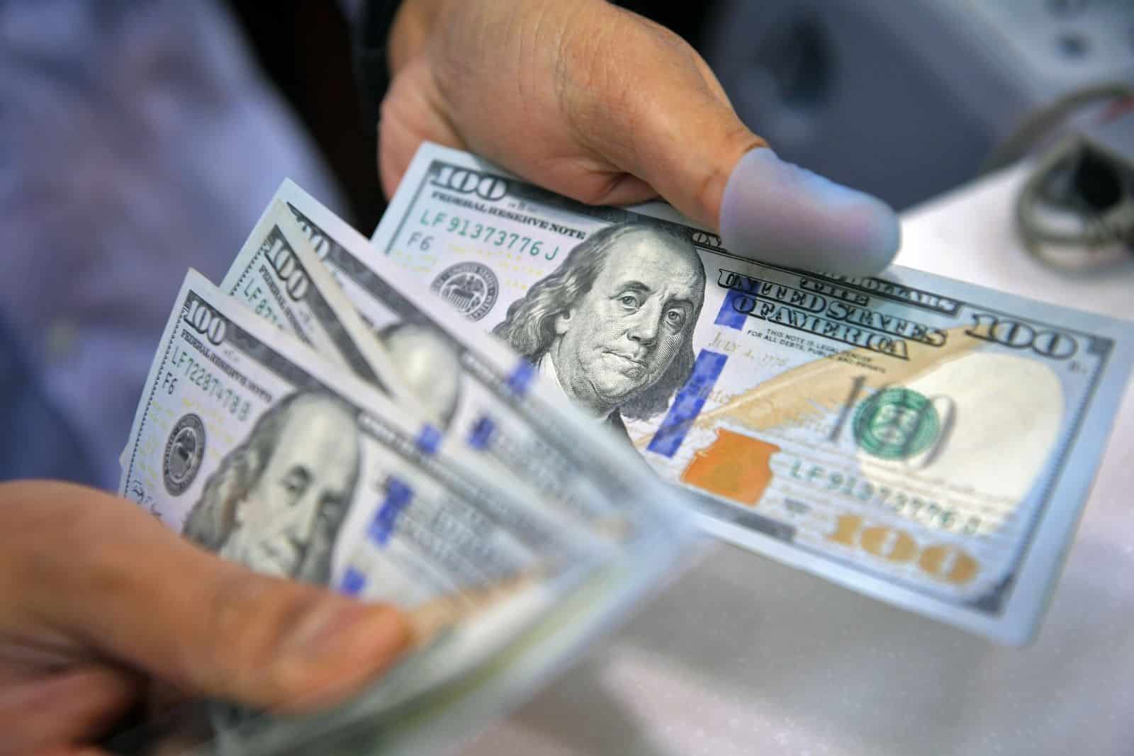 الدولار يتراجع عن أعلى مستوى له في عقدين