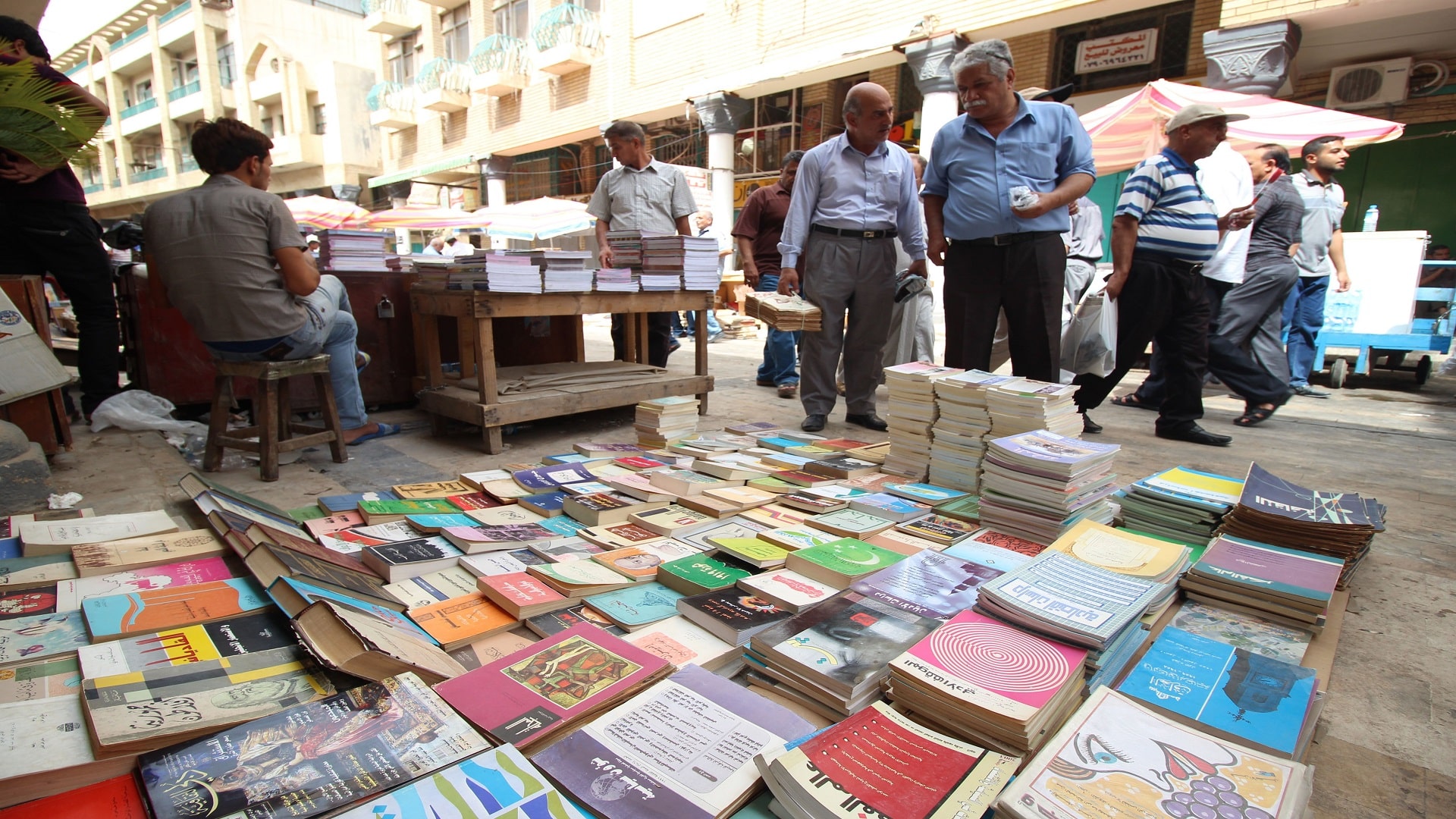 موجة الغلاء تُعرّي “اختلالات وعشوائية” سوق بيع المقررات الدراسية بالمغرب