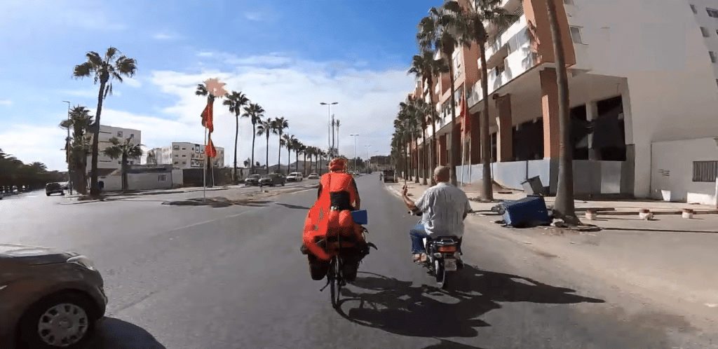 رحلة 3 قارات.. الدراج المغربي يصل السنغال