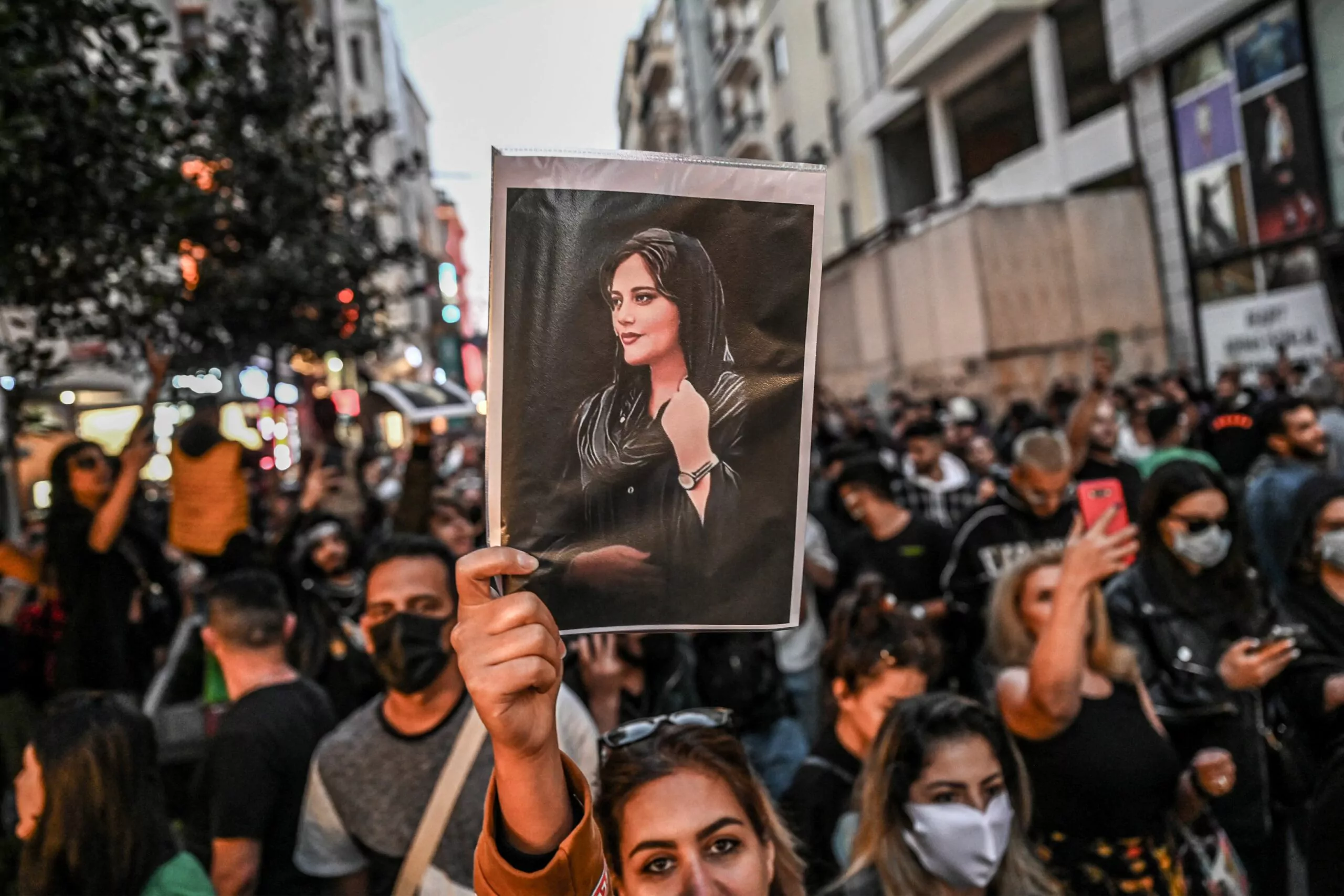 المظاهرات متواصلة بإيران والمحتجون يرفعون شعار “الموت للدكتاتور”