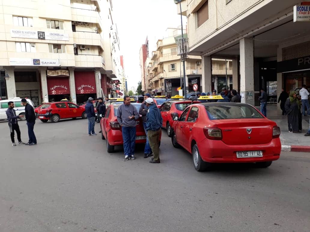 لهثا وراء “الروسيطة”.. البيضاويون يرزحون تحت رحمة جشع سائقي سيارات الأجرة