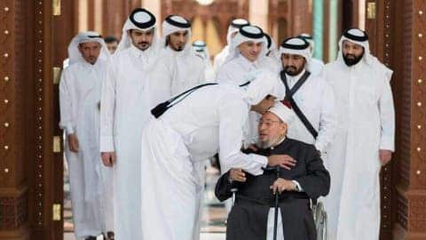 أمير قطر يزور عائلة القرضاوي معزيا