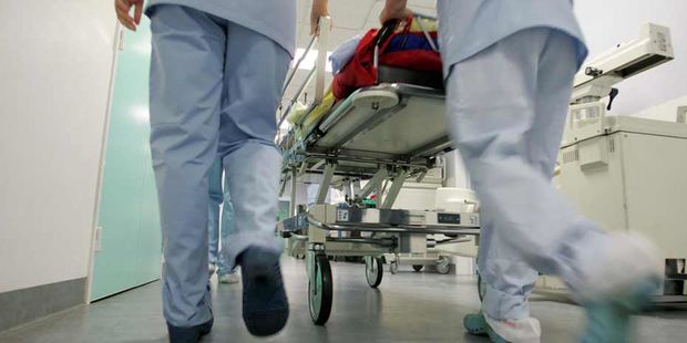 الأطباء المقيمون يحذرون من تكرار واقعة انتحار طبيب البيضاء بسبب “المعاملة الجائرة”