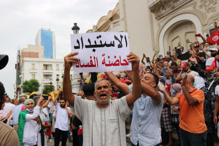 بلاد الياسمين على صفيح ساخن.. سياسة سعيد تخرج التونسيين للاحتجاج