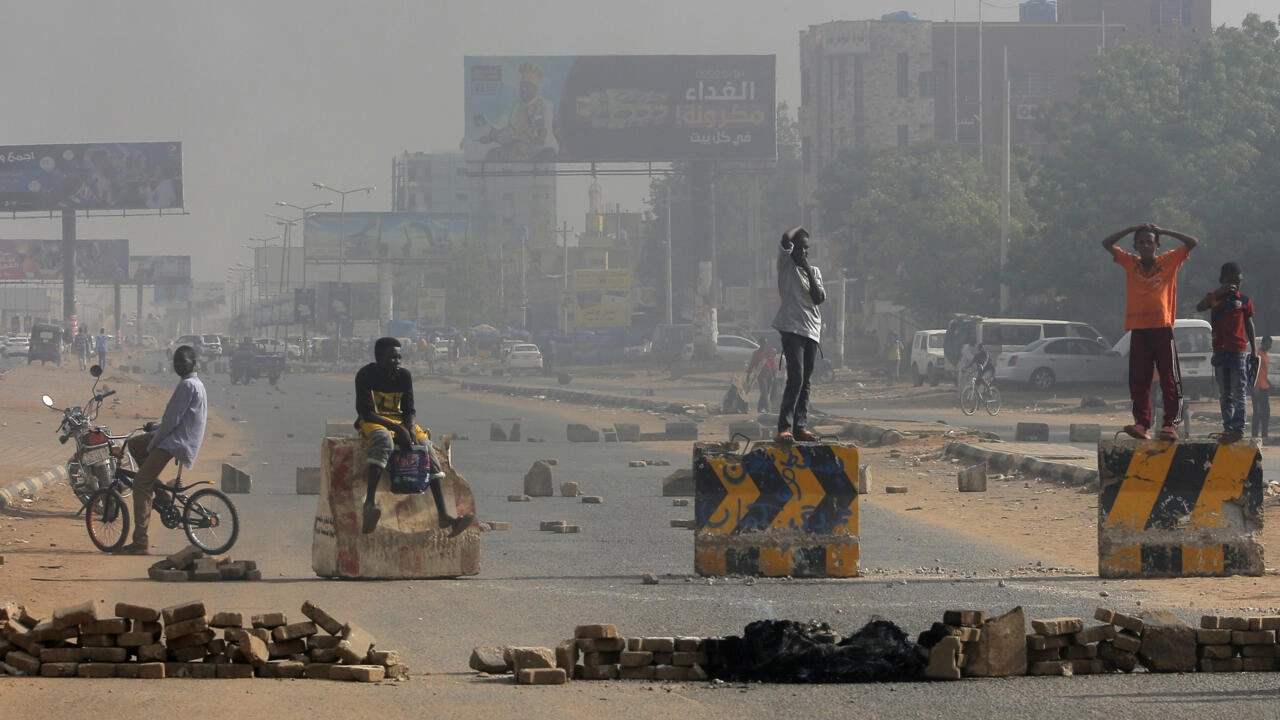 آلاف المحتجين يتظاهرون في السودان ضد الانقلاب