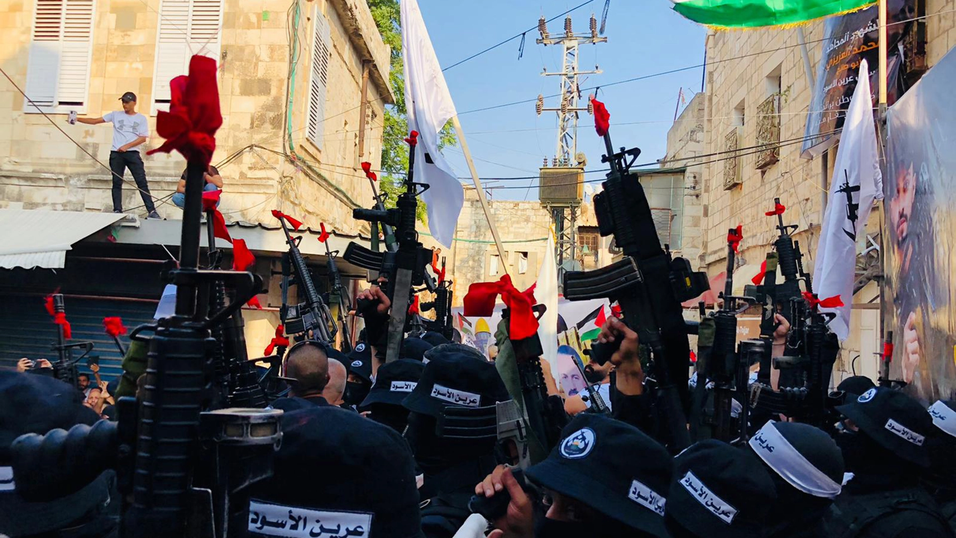 إسرائيل تعتقل فلسطينيين بتهمة الانتماء إلى “عرين الأسود”