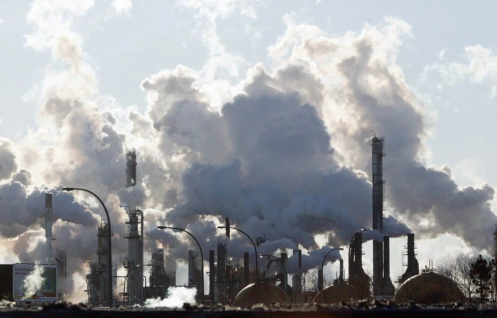 خبراء ينددون بالاعتماد على الطاقة الأحفورية المسؤولة عن اختلالات المناخية والمهددة للصحة