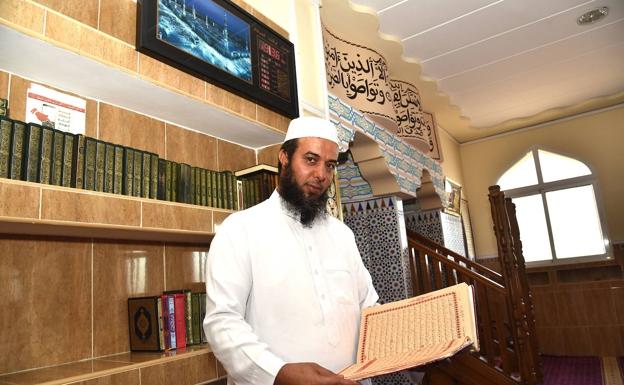 بسبب “نشر الإسلام السلفي الراديكالي”.. ترحيل ثلاثة أئمة مغاربة من إسبانيا