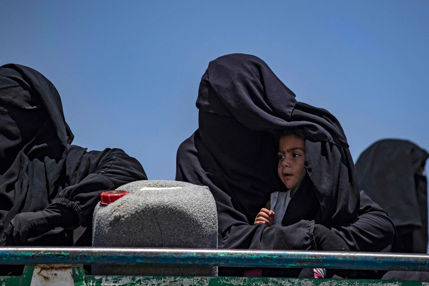 رحلة العودة من جحيم داعش.. أستراليا تستعيد نساء وأطفال من مخيمين