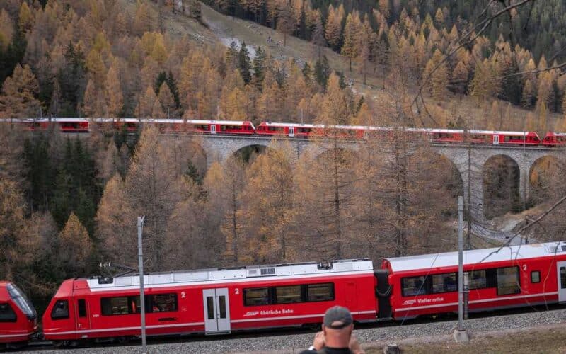 سويسرا تسجل رقما قياسيا بأطول قطار ركاب في العالم