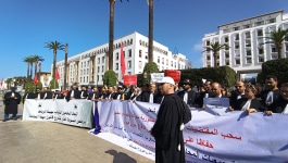 المحامون يحتجون أمام البرلمان تزامنا مع القراءة الثانية لقانون المهنة