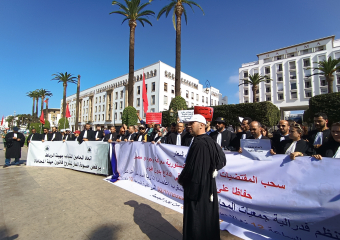 المحامون يحتجون أمام البرلمان تزامنا مع القراءة الثانية لقانون المهنة