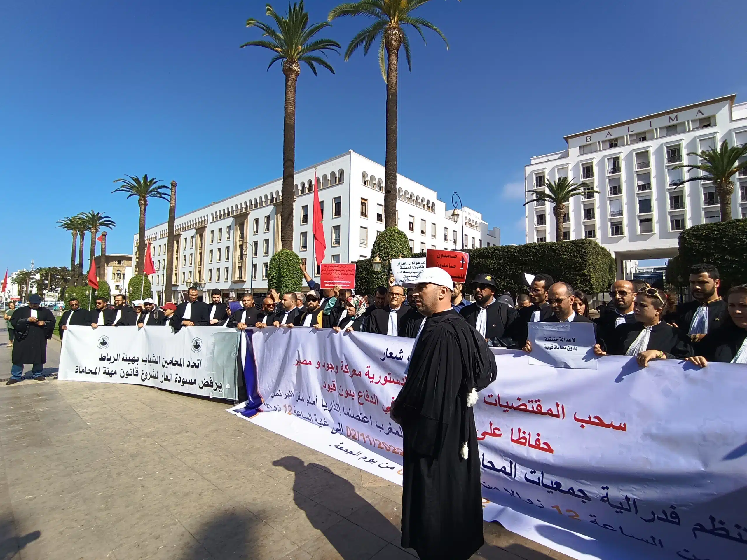 المحامون يحتجون أمام البرلمان تزامنا مع القراءة الثانية لقانون المهنة