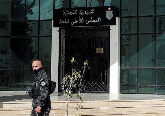 الحبس عامين لـ12 شرطيا تونسيا بعد غرق مشجع للنادي الإفريقي