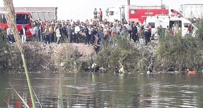 مصر.. مصرع 16 شخصا إثر سقوط حافلة بنهر النيل