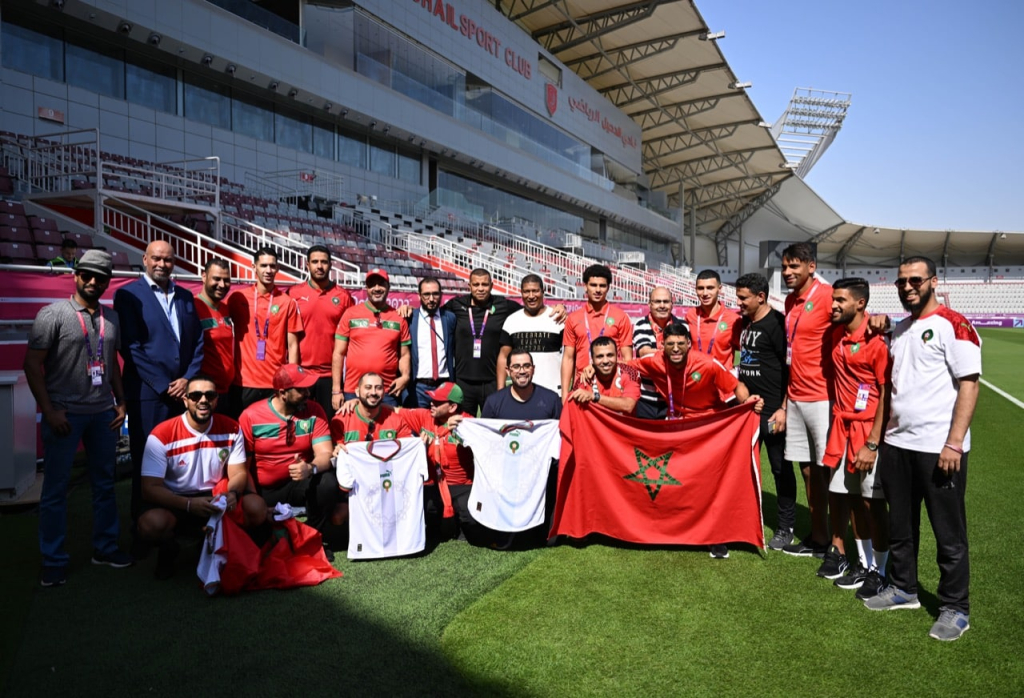 لاعبون من المنتخب يستقبلون بعض الجماهير المغربية في ملعب التدريب بالدوحة
