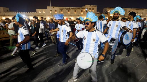 قطر ترد على اتهام “المشجعين المزيفين” ببيان شديد اللهجة