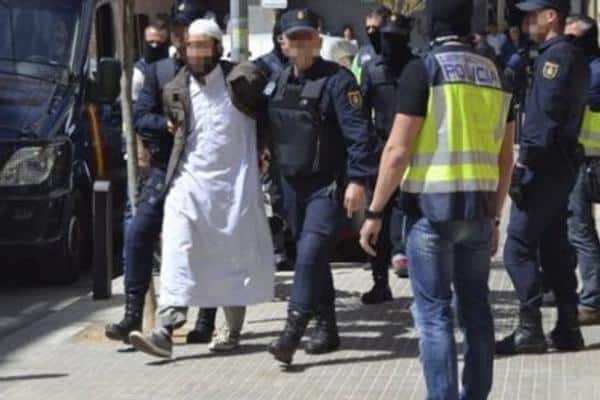 السلطات الإسبانية تُرحل مغربيا اتهمته بتهديد الأمن القومي للبلاد
