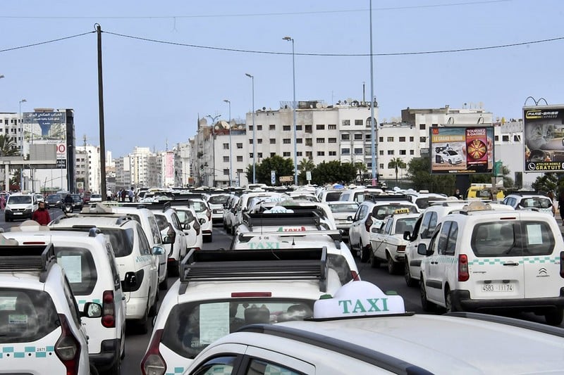 نقابات سيارات الأجرة تراسل أخنوش لإنقاذ القطاع