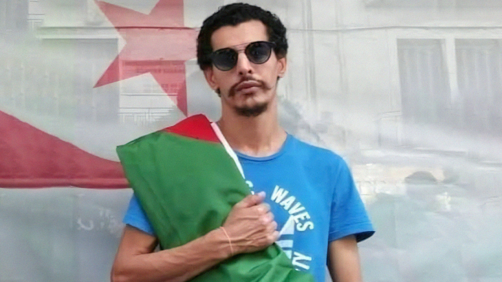 أحرقوه ومثلوا بجثته أمام الكاميرات.. 49 حكما بالإعدام في قضية جمال بن اسماعيل بالجزائر