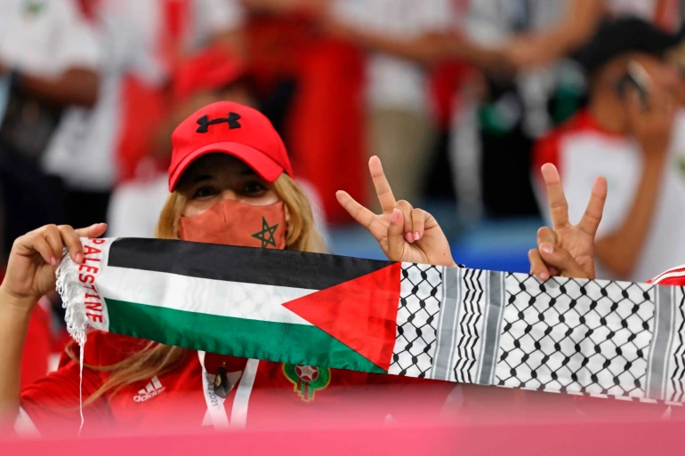 فلسطينيون يشجعون “الأسود” في مونديال قطر