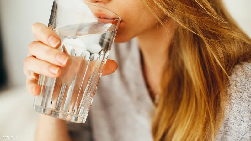 دراسة حديثة تدحض نظرية شرب لترين من الماء يوميا
