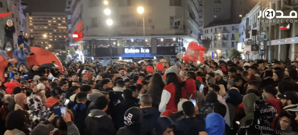 احتفالات استثنائية.. التأهل التاريخي لـ”الأسود” يخرج الجماهير المغربية إلى الشوارع