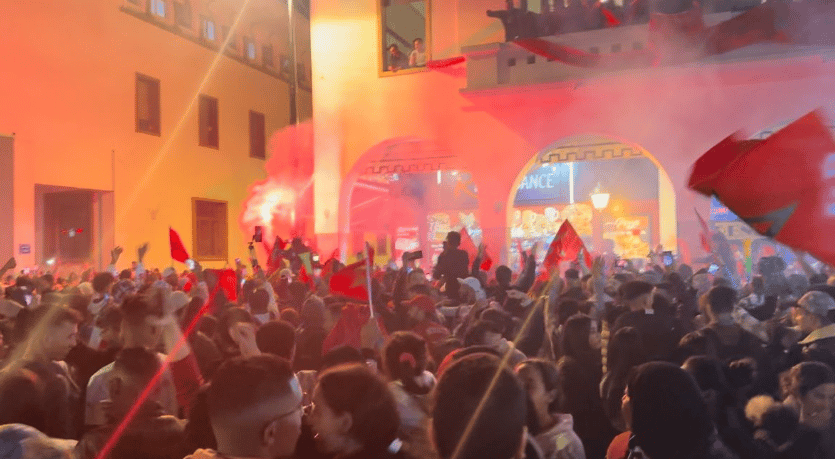 المغاربة يتغنون بإنجاز “الأسود” أمام إسبانيا.. والملك يشارك المحتفلين فرحتهم بالرباط