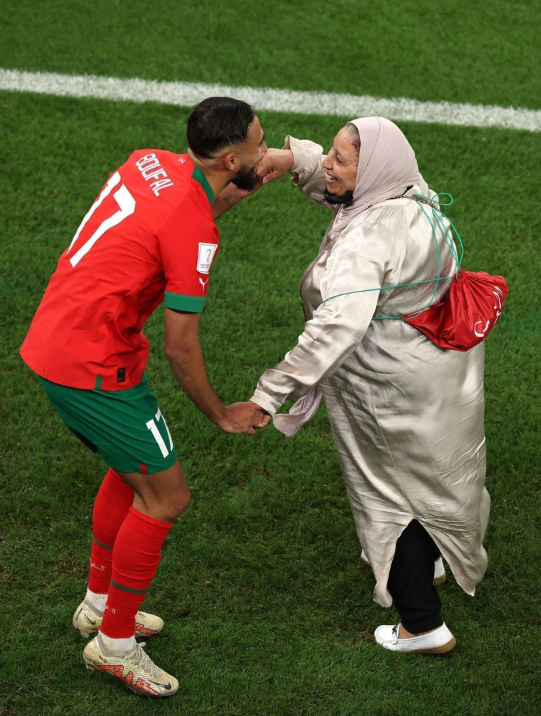 أنا وأمي في الملعب.. صورة بوفال تلقى تفاعلا في العالم بعد الانتصار على البرتغال