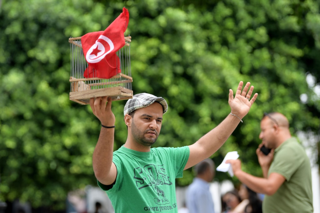 “قتلوا الحلم ولم نعد نشم رائحة الحرية”.. أحد رموز ثورة تونس يعلق على الانتخابات